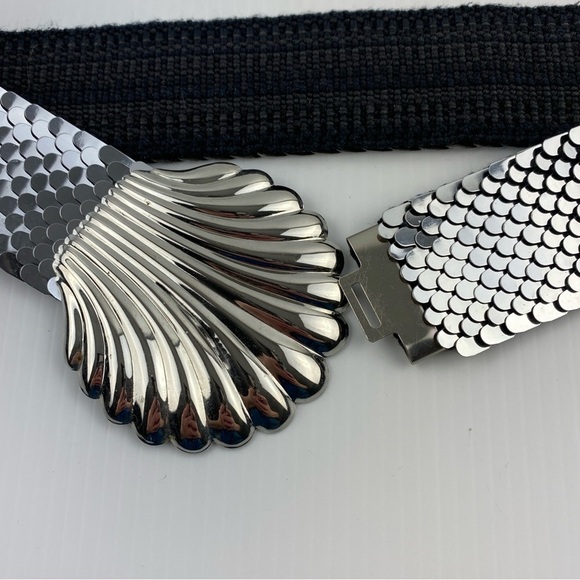 Vintage Metallic Stretch Belt Scales and Shell Clasp Silver Colour - Picture 3 of 8